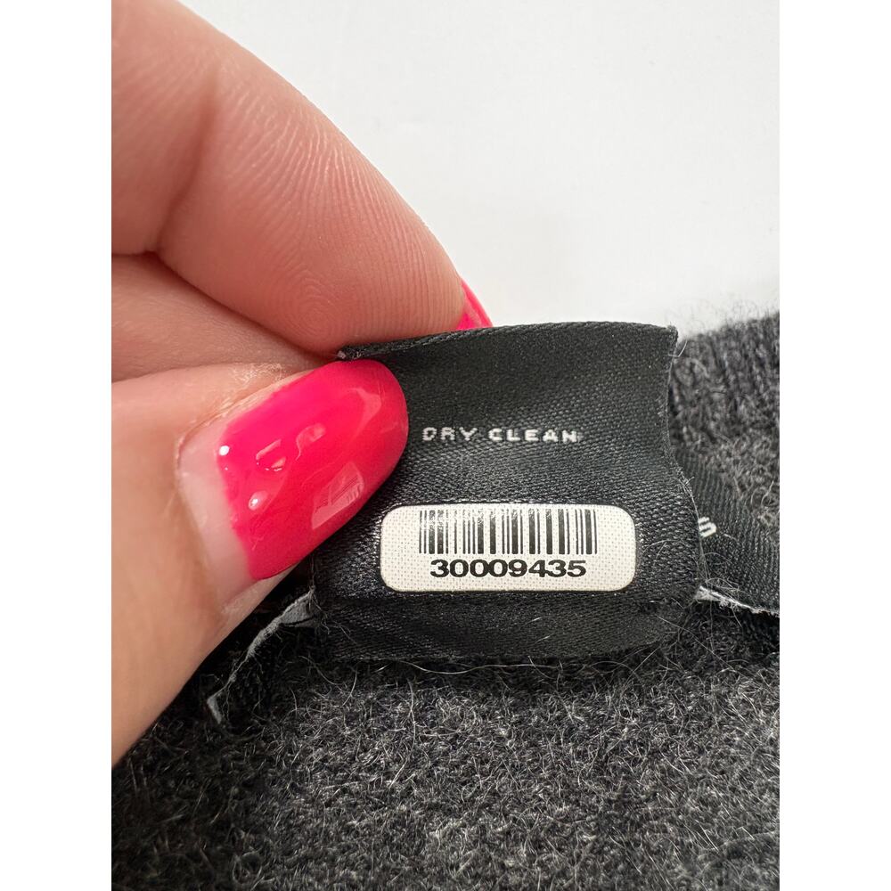 Quiet Luxury Cashmere V-Neck Sweater C by Bloomingdale’s Charcoal Gray Capsule - Picture 13 of 13